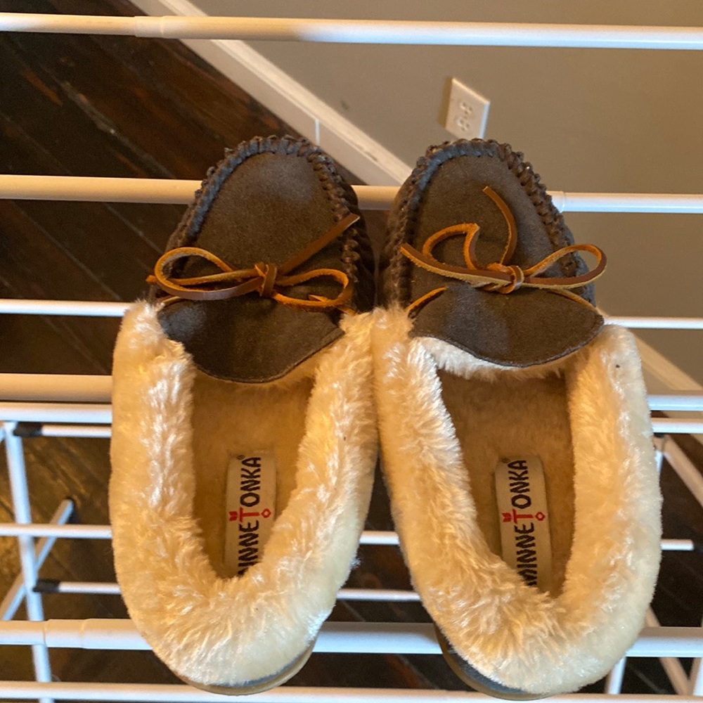 MINNETONKA MOCCASINS SUZE 6